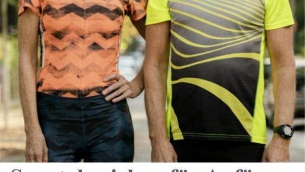 Eine Frau und ein Mann stehen in Sportkleidung nebeneinander.