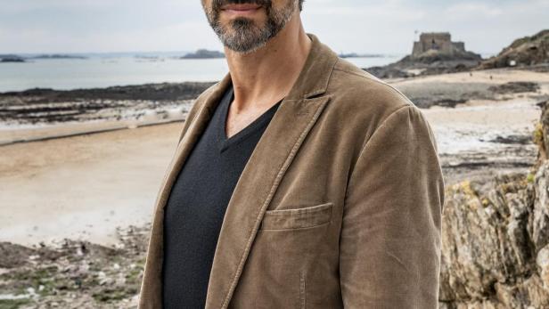 Kommissar Dupin vor einer bretonischen Küstenlandschaft.