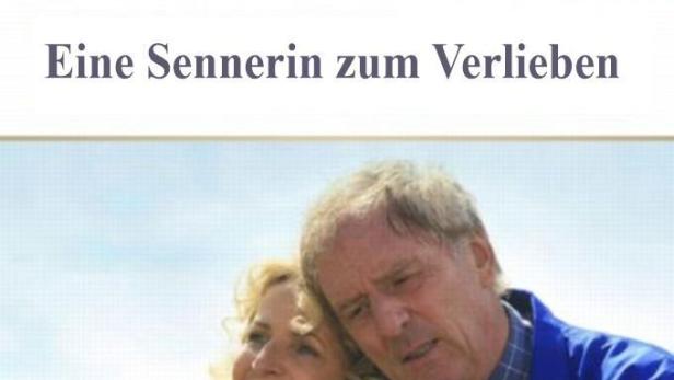 Ein Mann und eine Frau umarmen sich vor einer Bergkulisse.