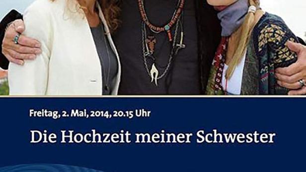 Drei Schauspieler vor einer Bergkulisse für den Film „Die Hochzeit meiner Schwester“.