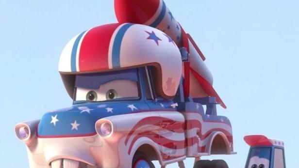 Das „Cars“-Franchise zeigt Hook als „Mater the Greater“ mit Rakete und patriotischem Anstrich.