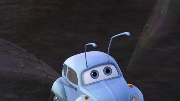 Ein blauer VW Käfer mit Flügeln und Augen, Titelbild für „Bugged“ von Disney Pixar.