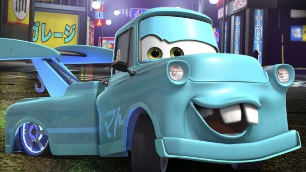 Ein Werbeplakat für „Cars Toon: Tokyo Mater“ mit dem Auto Hook inmitten einer nächtlichen Tokioter Straßenszene.