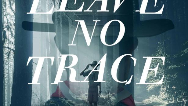 Ein Junge steht auf einem Weg in einem Wald, überlagert vom Titel „Leave No Trace“.