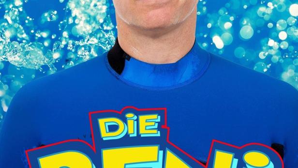 Ein Mann vor blauem Hintergrund mit dem Schriftzug „Die Beni Challenge“ auf seinem Anzug.