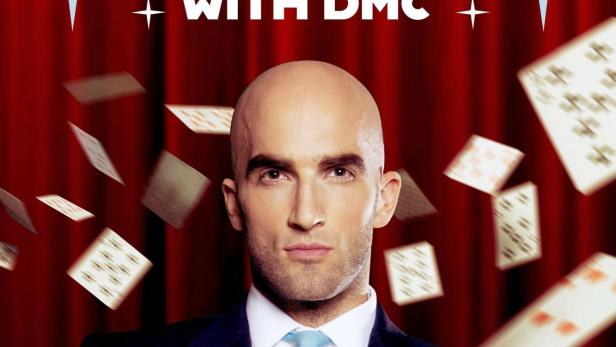 Ein Porträt von DMC vor einem roten Vorhang, umgeben von schwebenden Spielkarten.