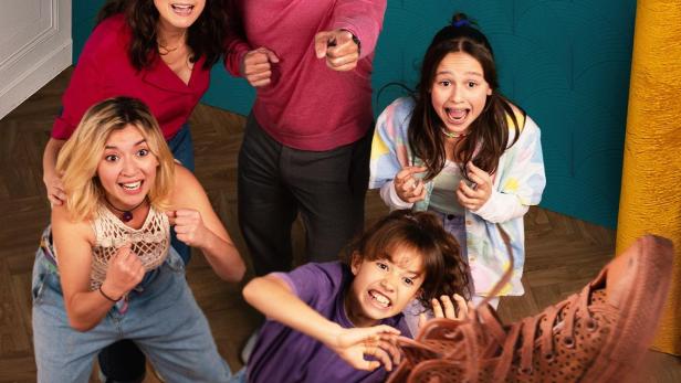 Das Poster für die Disney+ Serie „Wochenend Familie“ zeigt eine Familie, die Basketball spielt.