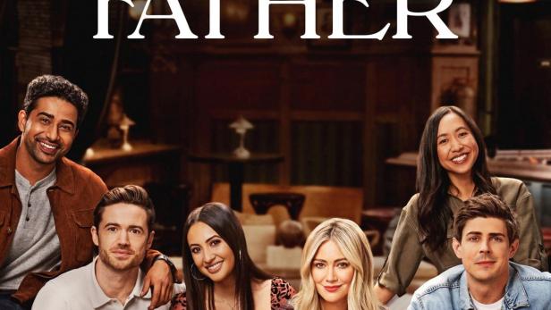 Das Ensemble der Serie „How I Met Your Father“ sitzt auf einer Couch.