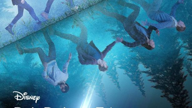 Das Filmplakat zu „Parallel Worlds“ zeigt vier Jugendliche, die auf einer spiegelnden Oberfläche laufen.