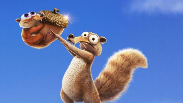 Das Eichhörnchen Scrat hält eine Eichel in dem Film „Ice Age: Scrats Abenteuer“.