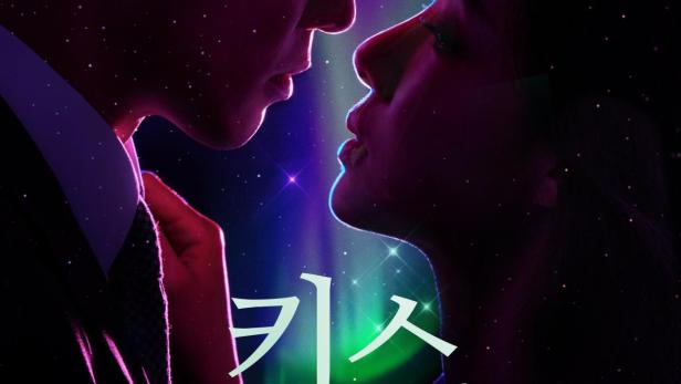 Ein Mann und eine Frau stehen kurz vor einem Kuss, im Hintergrund ein Sternenhimmel und Nordlichter.