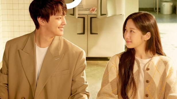 Ein Mann und eine Frau halten Händchen in einer Küche, möglicherweise eine Szene aus „Link: Eat, Love, Kill“.