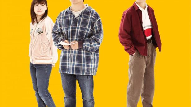 Das Filmplakat für „Lost Man Found“ zeigt drei Personen auf gelbem Hintergrund.