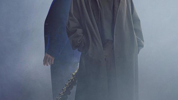 Das Filmplakat zu „Unschuldig“ zeigt zwei Männer vor einem nebligen Hintergrund.