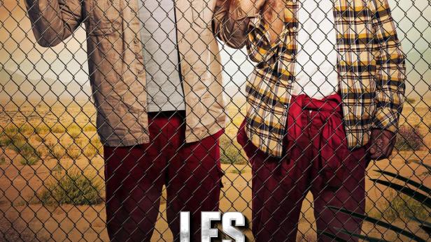 Zwei Männer stehen hinter einem Zaun im Filmplakat zu „Les Amateurs“.