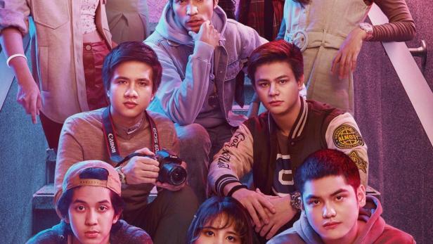 Das Ensemble der Serie „Virgin: The Series“ posiert auf einer Treppe.