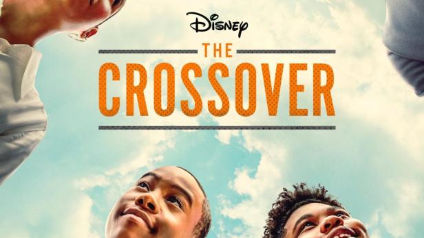 Das Filmplakat für „The Crossover“ zeigt vier junge Basketballspieler von unten gegen einen Himmel.