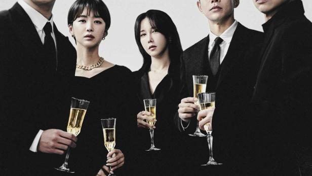 Das Poster für die koreanische Fernsehserie „Pandora: Gefälscht Paradise“ zeigt die Hauptdarsteller mit Champagnergläsern.