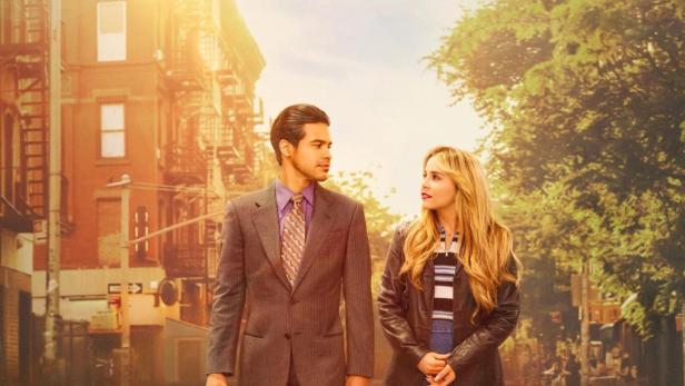 Ein Mann im Anzug und eine Frau in Jeansjacke gehen auf einer sonnigen Straße; Filmposter „Up Here“.