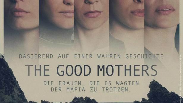 Das Filmplakat für „The Good Mothers“ zeigt fünf Frauen vor einer Küstenlandschaft.
