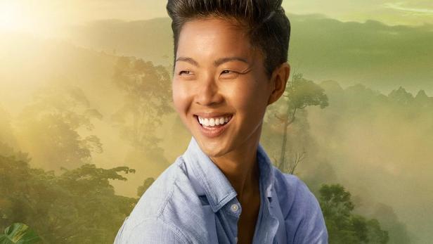 Das Poster für „Restaurants am Ende der Welt“ mit einer lächelnden Köchin vor Dschungelkulisse.