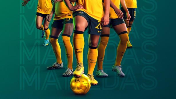 Das australische Frauennationalteam, die „Matildas“, posiert mit einem goldenen Fußball.