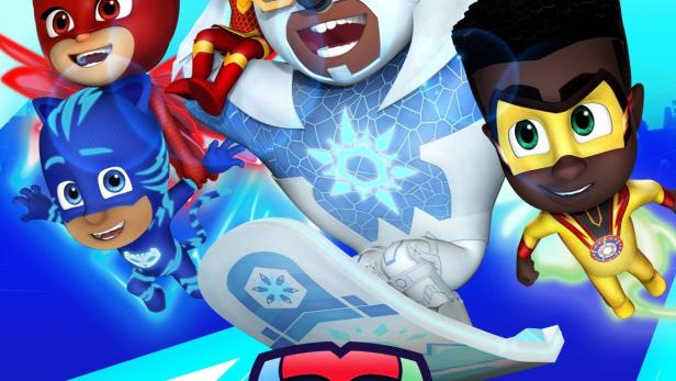 Die Pyjamahelden posieren zusammen mit einem Eisbären für das Plakat von „PJ Masks Power Heroes“.