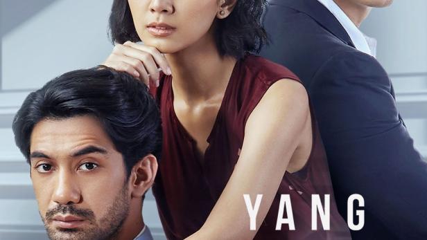 Das Filmplakat für „Yang Hilang Dalam Cinta“ zeigt drei Schauspieler vor einem grauen Hintergrund.