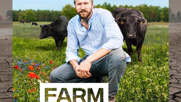 Ein Mann kauert auf einer Wiese mit Kühen im Hintergrund; der Schriftzug „Farm Rebellion“ ist zu sehen.