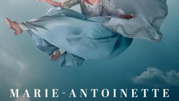 Das Filmplakat für „Marie Antoinette“ zeigt Kirsten Dunst in einem blauen Kleid, das über dem Schloss Versailles schwebt.
