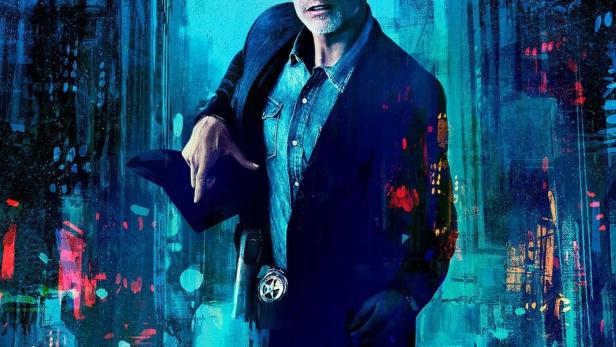 Ein Mann mit Hut und Anzug steht vor einer blau getönten Stadtkulisse für „Justified: City Primeval“.