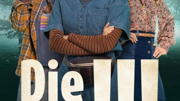 Das Filmplakat zeigt die drei Hauptdarstellerinnen von „Die drei !!!“ vor einem dunklen Wald.