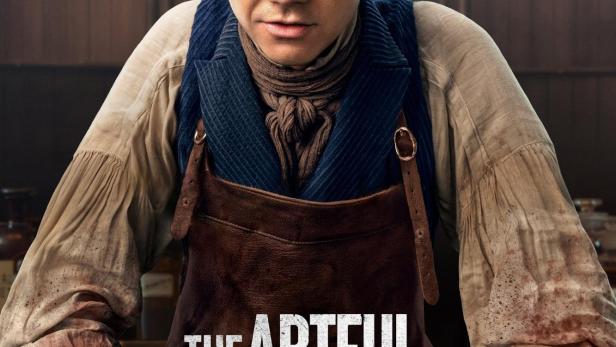 Ein Mann im blauen Gilet und Lederschürze, möglicherweise eine Szene aus „The Artful Dodger“.