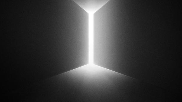 Das Logo für „BTS Monuments: Beyond The Star“ vor einem hell erleuchteten Durchgang.