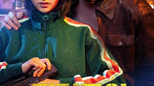 Ein Filmposter mit einer Frau mit Pistole und einem Mann im Hintergrund.