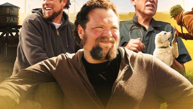 Das Filmplakat für „Die unglaubliche Pol-Farm“ zeigt drei Männer und einen Hund vor einer Farm.