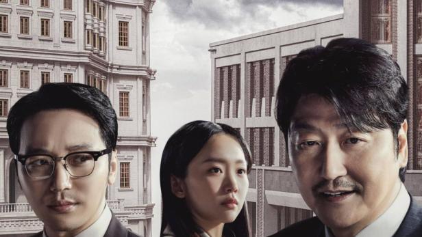Das Poster für die Disney+ Serie „Samsiki Samchon“ mit drei Hauptdarstellern vor einem Gebäude.