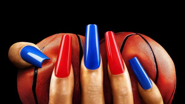Das Keyart für „Clipped“ zeigt eine Hand mit rot und blau lackierten Nägeln, die einen Basketball hält.