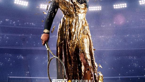 Serena Williams in einem goldenen Kleid auf einem Tennisplatz, beim Aufschlag.