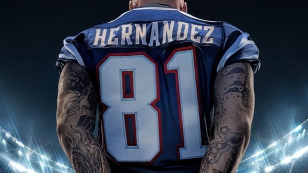Das Filmplakat für „Aaron Hernandez: American Sports Story“ zeigt einen Footballspieler in Handschellen.