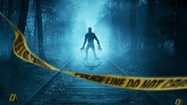 Ein paranormales Wesen steht auf einer Bahnstrecke unter einem UFO, abgesperrt mit einem Polizeiband.