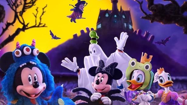 Das Werbeplakat für „Micky Maus: Spukgeschichten“ mit Micky, Minnie, Donald und Daisy in Halloween-Kostümen.