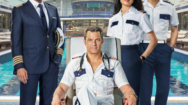 Das Poster für „Doctor Odyssey“ zeigt einen Arzt und zwei Offiziere vor einem Kreuzfahrtschiff.