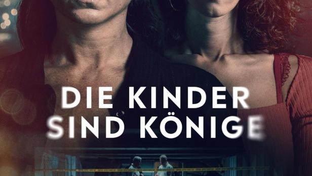 Das Filmplakat zu „Die Kinder sind Könige“ zeigt zwei Frauen vor einem Tatort mit einem Teddybär.