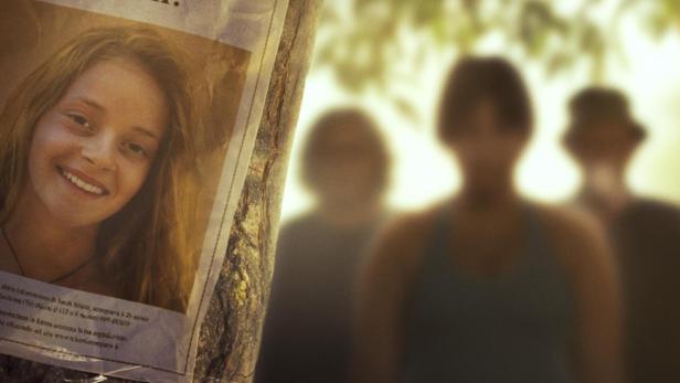 Ein „Vermisst“-Poster von Sarah hängt an einem Baum, im Hintergrund verschwommene Gestalten. Titel: „Qui non è Hollywood“.
