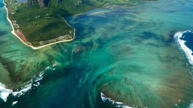 Luftaufnahme von Le Morne Brabant, einer Halbinsel in Mauritius, mit türkisfarbenem Wasser.