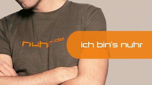 Der Comedian Dieter Nuhr mit verschränkten Armen vor einem hellen Hintergrund.