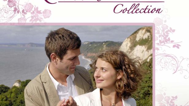 Ein Paar hält Händchen vor einer Küstenlandschaft; Cover von „Eine Liebe im Herbst“.