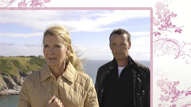 Cover des Rosamunde Pilcher Films „Gezeiten der Liebe“ mit zwei Schauspielern vor einer Küstenlandschaft.