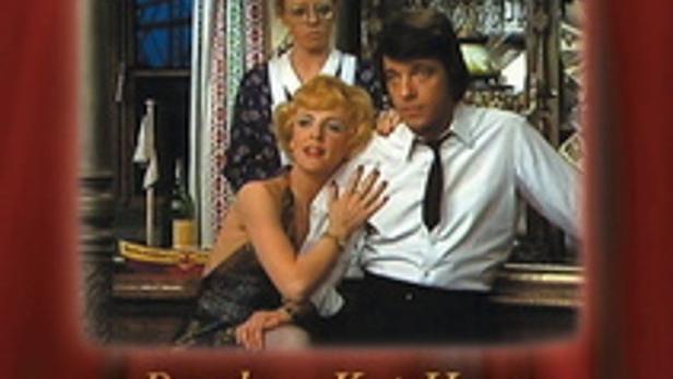 Das Cover des Ohnsorg-Theaterstücks „Rund um Kap Hoorn“ zeigt drei Schauspieler.